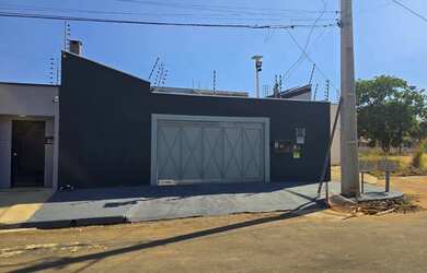 Imagem: A casa possui 3 Dormitórios, 3 Banheiros, 4 Vagas na garagem