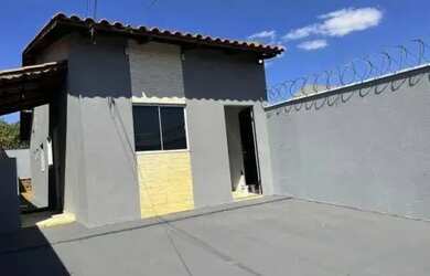 Imagem: A casa possui 3 Dormitórios, 2 Banheiros, 1 Vaga na garagem