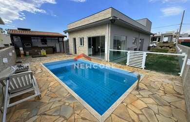 Imagem: A casa possui 3 Dormitórios, 2 Banheiros, 2 Vagas na garagem