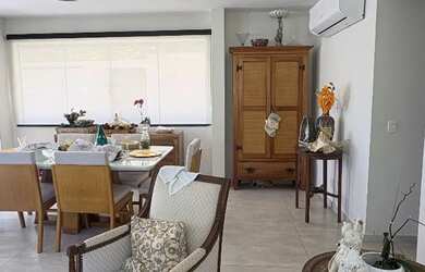 Imagem: A casa possui 3 Dormitórios, 3 Banheiros, 2 Vagas na garagem