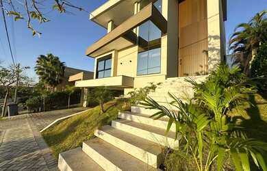 Imagem: A casa em condomínio possui 4 Dormitórios, 3 Banheiros, 5