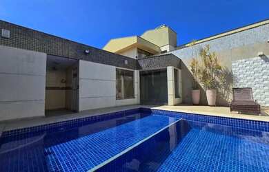 Imagem: A casa possui 5 Dormitórios, 4 Banheiros, 4 Vagas na garagem