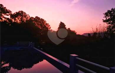 Imagem: A casa possui 2 Dormitórios, 4 Banheiros, 5 Vagas na garagem