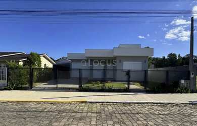 Imagem: A casa possui 3 Dormitórios, 2 Banheiros, 2 Vagas na garagem