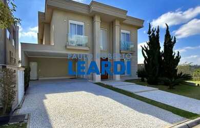 Imagem: A casa em condomínio possui 4 Dormitórios, 5 Banheiros, 3