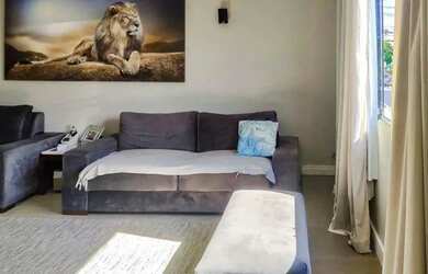 Imagem: A casa possui 3 Dormitórios, 4 Banheiros, 1 Vaga na garagem