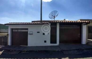 Imagem: A casa possui 3 Dormitórios, 2 Banheiros, 3 Vagas na garagem