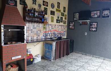 Imagem: A casa possui 2 Dormitórios, 1 Banheiro, 2 Vagas na garagem