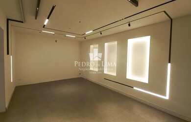 Imagem: O depósito possui 2 Vagas na garagem e 400m² de Área e está