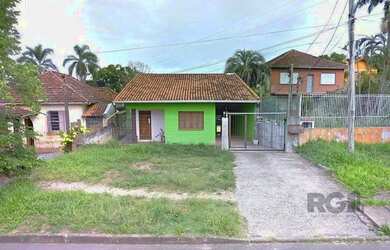 Imagem: A casa possui 3 Dormitórios, 2 Banheiros, 4 Vagas na garagem