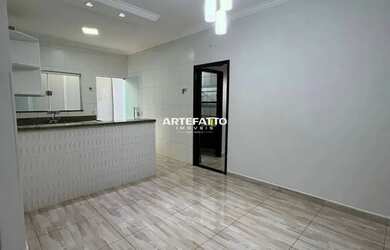 Imagem: A casa possui 3 Dormitórios, 2 Banheiros, 3 Vagas na garagem