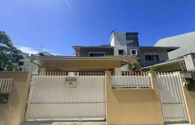 Imagem: A casa possui 3 Dormitórios, 5 Banheiros, 2 Vagas na garagem