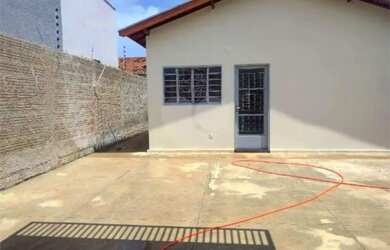 Imagem: A casa possui 1 Dormitório, 1 Banheiro, 4 Vagas na garagem