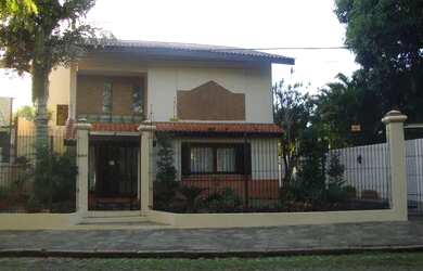 Imagem: A casa possui 3 Dormitórios, 4 Banheiros, 5 Vagas na garagem