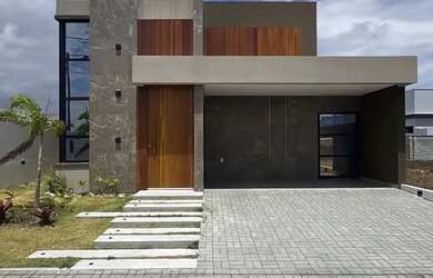 Imagem: A casa possui 3 Dormitórios, 1 Banheiro, 2 Vagas na garagem