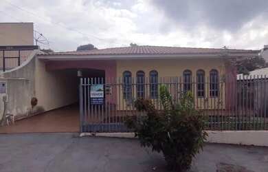 Imagem: A casa possui 3 Dormitórios, 2 Banheiros, 1 Vaga na garagem