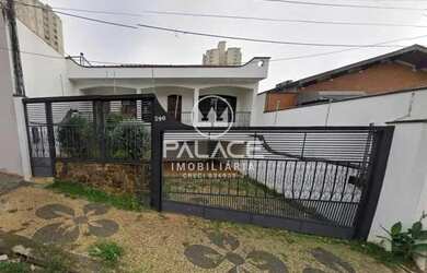 Imagem: A casa possui 2 Dormitórios, 1 Banheiro, 4 Vagas na garagem