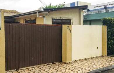 Imagem: A casa possui 2 Dormitórios, 1 Banheiro, 2 Vagas na garagem