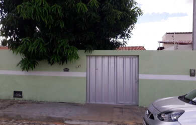 Imagem: A casa possui 3 Dormitórios, 2 Banheiros, 1 Vaga na garagem