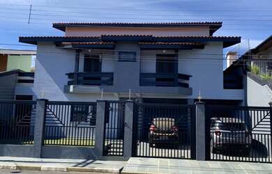 Imagem: A casa possui 5 Dormitórios, 5 Banheiros, 4 Vagas na garagem