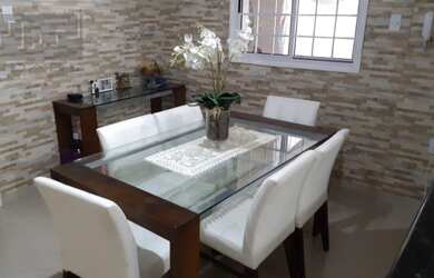 Imagem: A casa possui 3 Dormitórios, 3 Banheiros, 2 Vagas na garagem