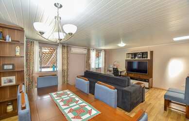 Imagem: A casa possui 2 Dormitórios, 2 Banheiros, 2 Vagas na garagem