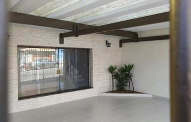 Imagem: A casa possui 3 Dormitórios, 3 Banheiros, 2 Vagas na garagem