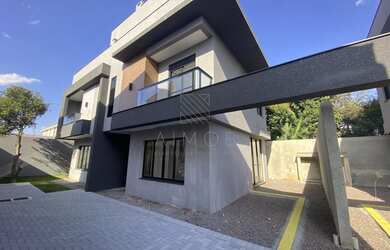 Imagem: A casa possui 3 Dormitórios, 3 Banheiros, 2 Vagas na garagem