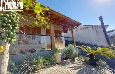 Imagem: A casa possui 2 Dormitórios, 2 Banheiros, 4 Vagas na garagem