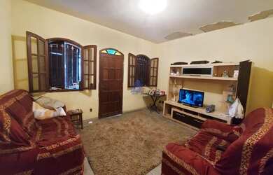 Imagem: A casa possui 3 Dormitórios, 1 Banheiro, 2 Vagas na garagem