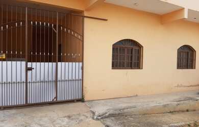 Imagem: A casa possui 2 Dormitórios, 1 Banheiro, 1 Vaga na garagem