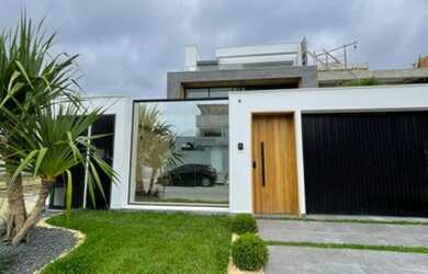 Imagem: A casa possui 4 Dormitórios, 5 Banheiros, 2 Vagas na garagem