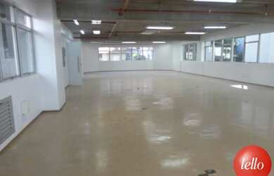 Imagem: O depósito possui 4 Vagas na garagem e 196m² de Área e está