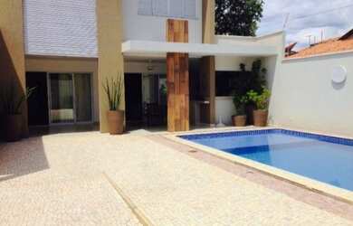 Imagem: A casa possui 4 Dormitórios, 4 Banheiros, 4 Vagas na garagem