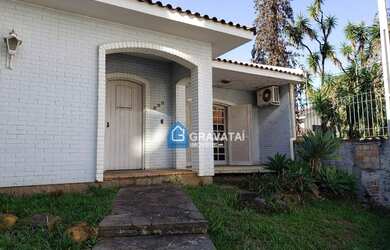 Imagem: A casa possui 3 Dormitórios, 2 Banheiros, 2 Vagas na garagem