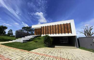 Imagem: A casa possui 4 Dormitórios, 4 Banheiros, 4 Vagas na garagem