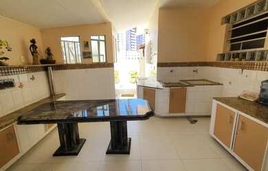 Imagem: A casa possui 4 Dormitórios, 3 Banheiros, 5 Vagas na garagem