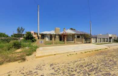 Imagem 2: Linda residência, frente Norte, localizada no balneário Vista Alegre...