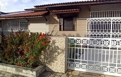 Imagem: A casa possui 4 Dormitórios, 4 Banheiros, 3 Vagas na garagem