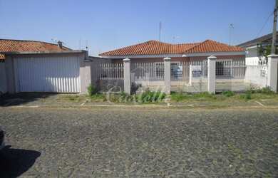 Imagem: A casa possui 2 Dormitórios, 3 Banheiros, 5 Vagas na garagem