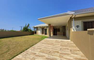 Imagem 3: Linda residência, frente Norte, localizada no balneário Vista Alegre...