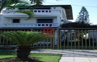 Imagem: A casa em condomínio possui 4 Dormitórios, 3 Banheiros, 330m²