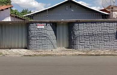 Imagem: A casa possui 4 Dormitórios, 1 Banheiro, 5 Vagas na garagem