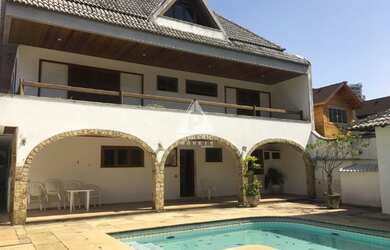 Imagem: A casa em condomínio possui 5 Dormitórios, 5 Banheiros, 4