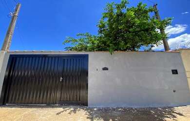 Imagem: A casa possui 2 Dormitórios, 1 Banheiro, 2 Vagas na garagem