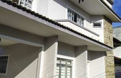 Imagem: A casa possui 3 Dormitórios, 3 Banheiros, 3 Vagas na garagem