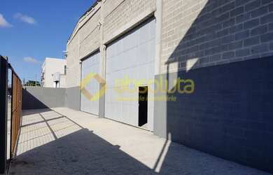 Imagem: O depósito possui 4 Vagas na garagem e 3100m² de Área e está