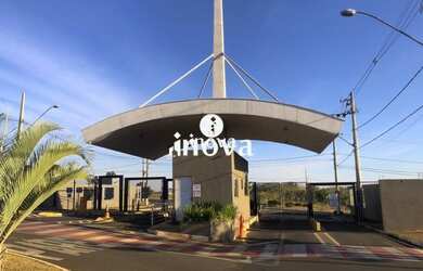 Imagem: A casa em condomínio possui 3 Dormitórios, 1 Banheiro, 1 Vaga