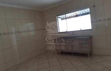 Imagem: A casa possui 3 Dormitórios, 2 Banheiros, 2 Vagas na garagem