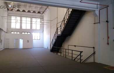 Imagem: O depósito possui 5 Vagas na garagem e 800m² de Área e está